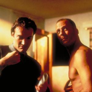 Still of Quentin Tarantino and Bruce Willis in Bulvarinis skaitalas 1994