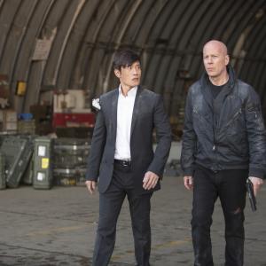 Still of Bruce Willis and Hun Lee in Rizikinga Erzinti Diedukus 2 (2013)