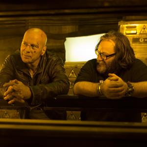 Still of Bruce Willis and John Moore in Kietas riesutelis. Puiki diena mirti (2013)