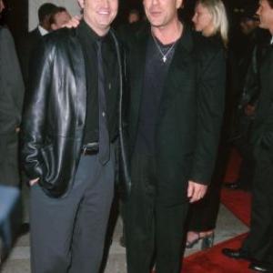 Bruce Willis and Matthew Perry at event of The Whole Nine Yards 2000