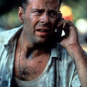 Still of Bruce Willis in Kietas riesutelis. Kerstas su kaupu (1995)