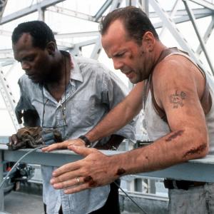 Still of Samuel L Jackson and Bruce Willis in Kietas riesutelis Kerstas su kaupu 1995