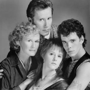 Still of James Woods, Glenn Close, Mary Stuart Masterson and Kevin Dillon in Immediate Family (1989)