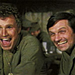 Still of Alan Alda and Wayne Rogers in M*A*S*H (1972)
