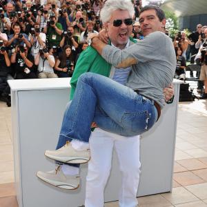 Antonio Banderas and Pedro Almodóvar at event of Oda, kurioje gyvenu (2011)