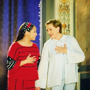 Still of Julie Andrews and Raven-Symoné in The Princess Diaries 2: Royal Engagement (2004)