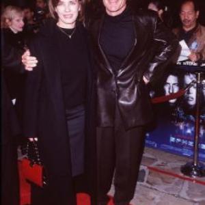 Anne Archer and Terry Jastrow at event of Sphere (1998)