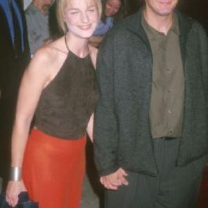 Helen Hunt and Hank Azaria at event of Three to Tango (1999)