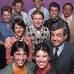 Ron Howard, Scott Baio, Henry Winkler, Marion Ross, Tom Bosley, Al Molinaro, Erin Moran, Don Most and Anson Williams in Happy Days (1974)