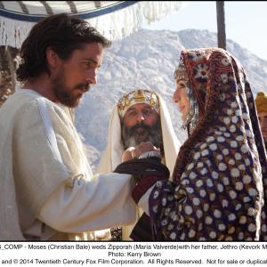 Still of Christian Bale and María Valverde in Egzodas. Dievai ir karaliai (2014)