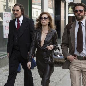 Still of Christian Bale, Amy Adams and Bradley Cooper in Amerikietiska afera (2013)