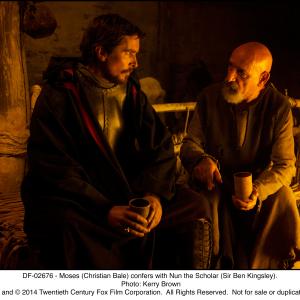 Still of Christian Bale and Ben Kingsley in Egzodas. Dievai ir karaliai (2014)