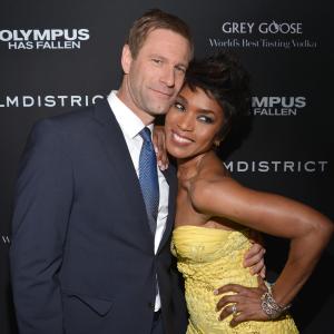 Angela Bassett and Aaron Eckhart at event of Olimpo apgultis 2013