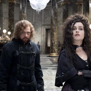 Still of Helena Bonham Carter and Rupert Grint in Haris Poteris ir mirties relikvijos. 2 dalis (2011)