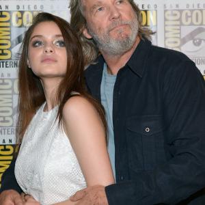 Jeff Bridges and Odeya Rush at event of Siuntejas 2014