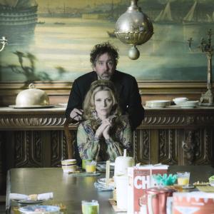 Still of Michelle Pfeiffer and Tim Burton in Nakties seseliai (2012)