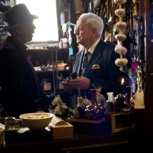 Still of Morgan Freeman and Michael Caine in Apgaules meistrai 2013