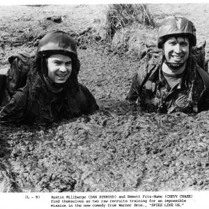 Still of Dan Aykroyd and Chevy Chase in Spies Like Us (1985)