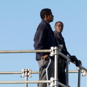 Still of Denzel Washington and Don Cheadle in Skrydis (2012)