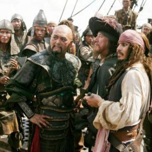 Still of Johnny Depp, Yun-Fat Chow and Geoffrey Rush in Karibu piratai: pasaulio pakrasty (2007)