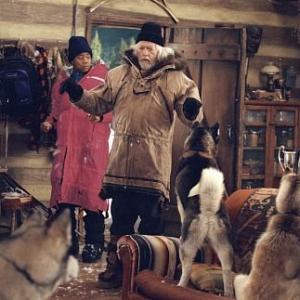 Still of James Coburn and Cuba Gooding Jr in Snow Dogs 2002