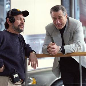 Still of Robert De Niro and Billy Crystal in Sutrikusi mafija 2002