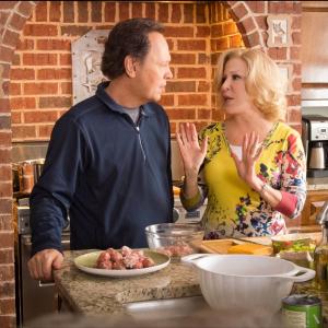 Still of Billy Crystal and Bette Midler in Suaugusiuju prieziura 2012