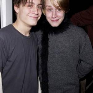Macaulay Culkin and Kieran Culkin at event of Serendipity (2001)
