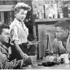 Still of Tony Curtis, Sidney Poitier and Cara Williams in The Defiant Ones (1958)