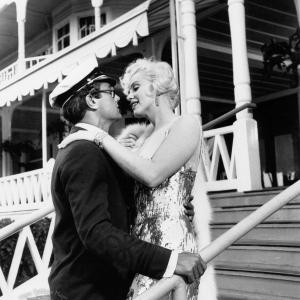Still of Marilyn Monroe and Tony Curtis in Dziaze tik merginos (1959)
