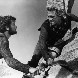 Still of Kirk Douglas and Tony Curtis in The Vikings (1958)