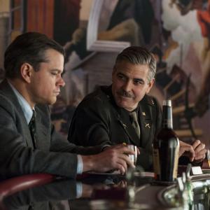 Still of George Clooney and Matt Damon in Brangenybiu medziotojai (2014)