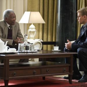 Still of Morgan Freeman and Matt Damon in Nenugalimas (2009)