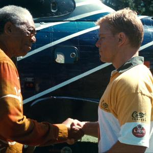 Still of Morgan Freeman and Matt Damon in Nenugalimas (2009)