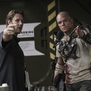 Matt Damon and Neill Blomkamp in Eliziejus (2013)