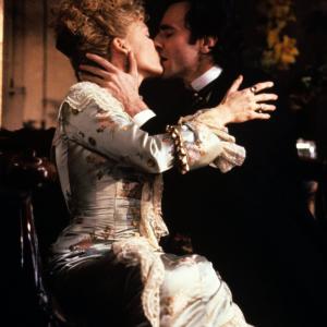 Still of Michelle Pfeiffer and Daniel Day-Lewis in The Age of Innocence (1993)