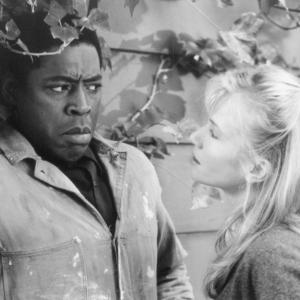Still of Rebecca De Mornay and Ernie Hudson in The Hand That Rocks the Cradle 1992