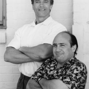 Still of Arnold Schwarzenegger and Danny DeVito in Twins (1988)