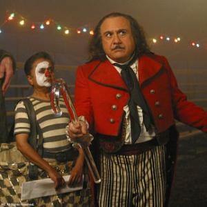 Still of Danny DeVito and Deep Roy in Mano gyvenimo zuvis 2003