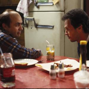 Still of Billy Crystal and Danny DeVito in Throw Momma from the Train 1987