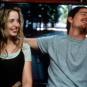 Still of Ethan Hawke and Julie Delpy in Pries sauleteki 1995