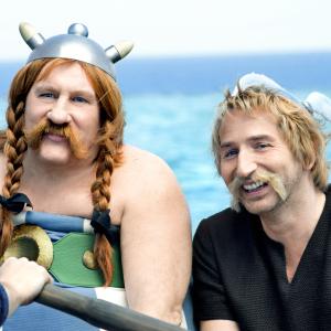 Still of Grard Depardieu and Edouard Baer in Asteriksas ir Obeliksas Jos Didenybes tarnyboje 2012