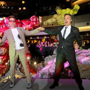 Robert Downey Jr. and Mark Ruffalo at event of Kersytojai 2 (2015)