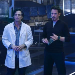 Still of Robert Downey Jr. and Mark Ruffalo in Kersytojai 2 (2015)