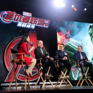Robert Downey Jr., Mark Ruffalo and Joss Whedon at event of Kersytojai 2 (2015)
