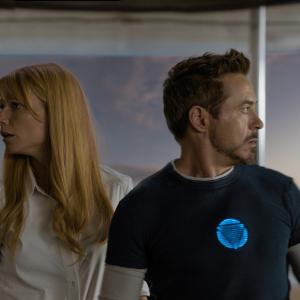 Still of Robert Downey Jr. and Gwyneth Paltrow in Gelezinis zmogus 3 (2013)