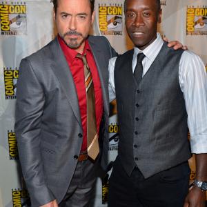 Don Cheadle and Robert Downey Jr at event of Gelezinis zmogus 3 2013