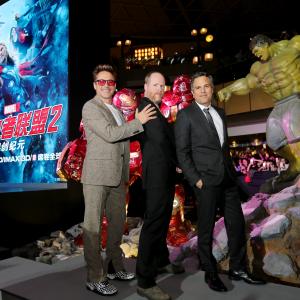 Robert Downey Jr., Mark Ruffalo and Joss Whedon at event of Kersytojai 2 (2015)