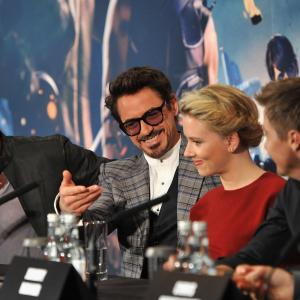 Robert Downey Jr., Scarlett Johansson, Jeremy Renner and Tom Hiddleston at event of Kersytojai (2012)