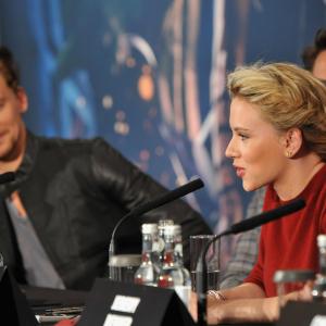 Robert Downey Jr Scarlett Johansson and Tom Hiddleston at event of Kersytojai 2012